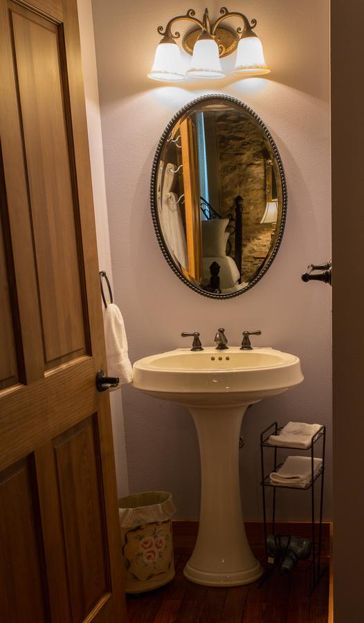 Upstairs Inn Hico Екстериор снимка