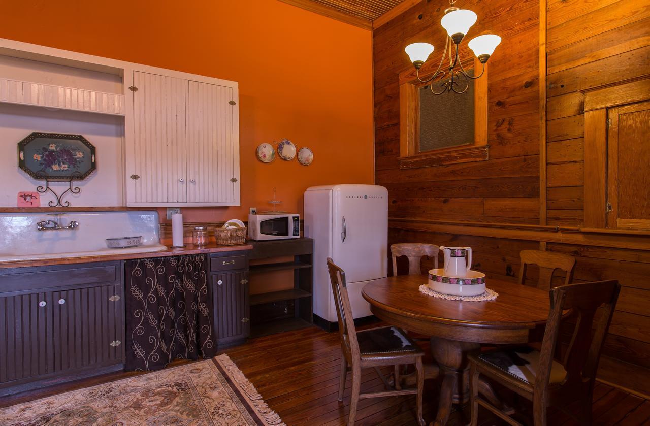 Upstairs Inn Hico Екстериор снимка