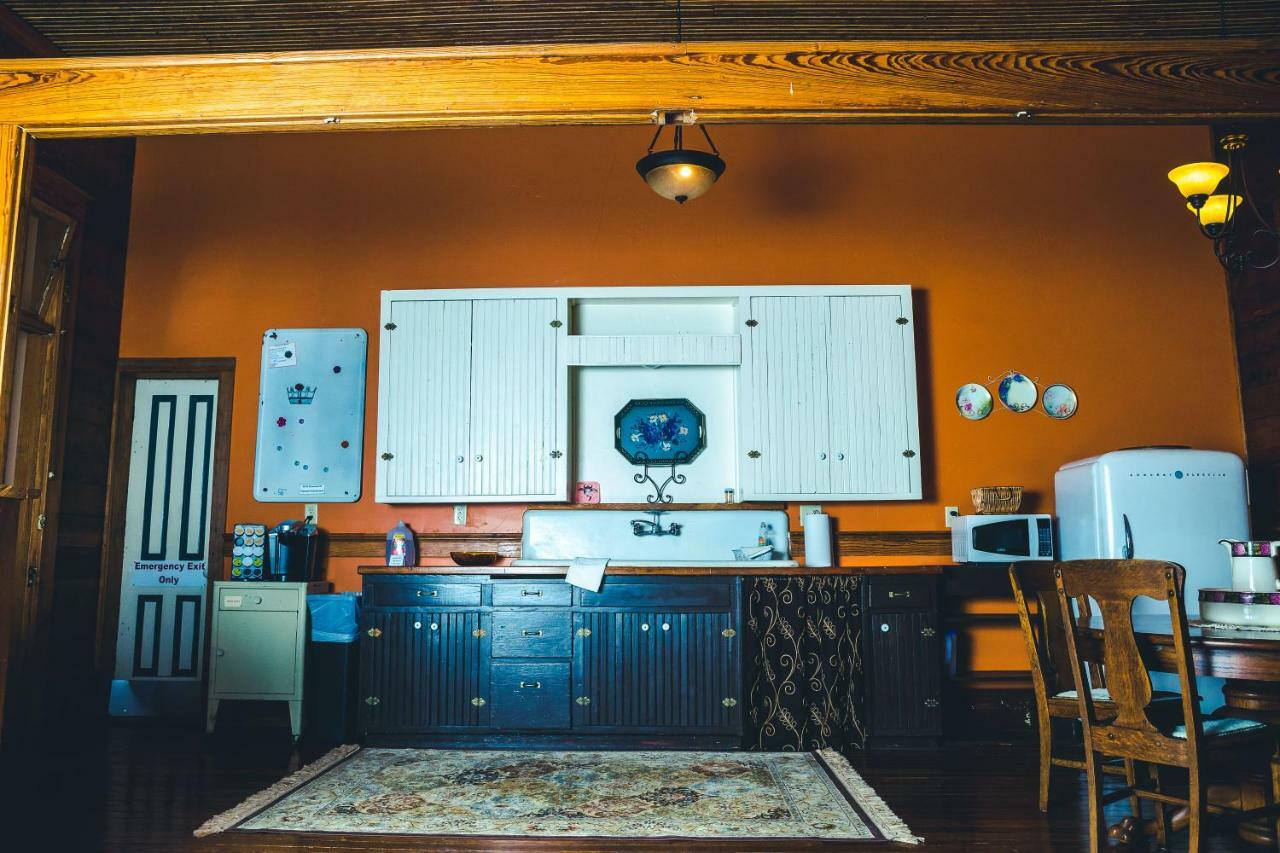Upstairs Inn Hico Екстериор снимка