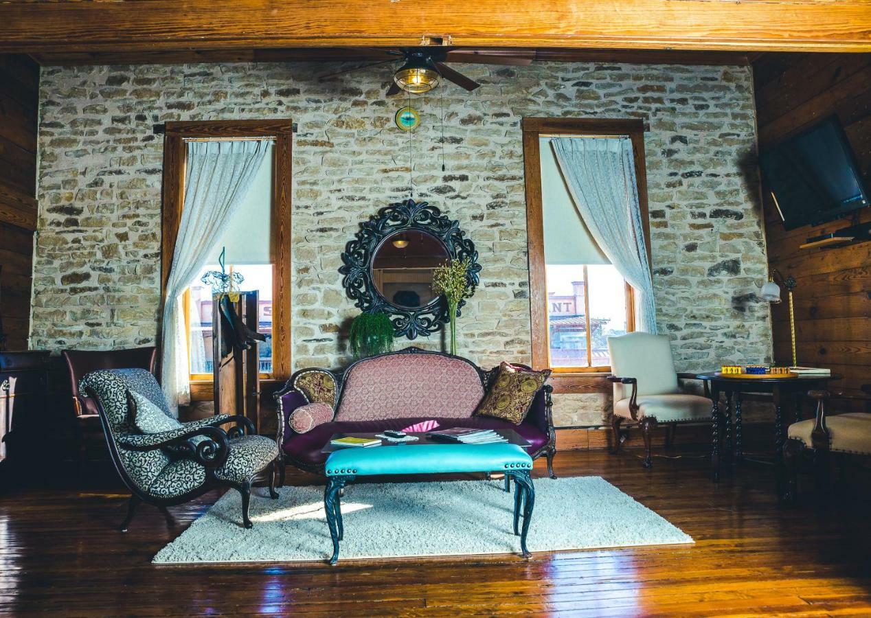Upstairs Inn Hico Екстериор снимка